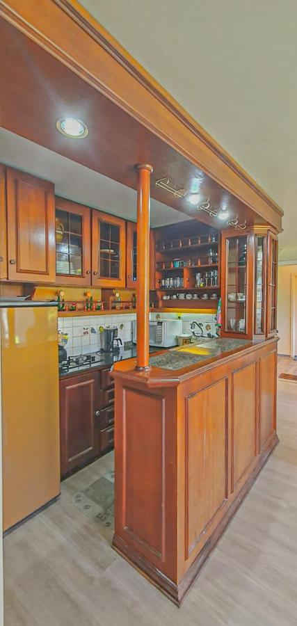 Duplex Floresta Negra - Sua Base Perfeita Em Gramado! Otima Localizacao Lagonegro 500M - 02 Quartos E 02 Banheiros Para Familia Em Condominio Fechad0, Cozinha Completa Com Garagem E Portaria 24H Esterno foto