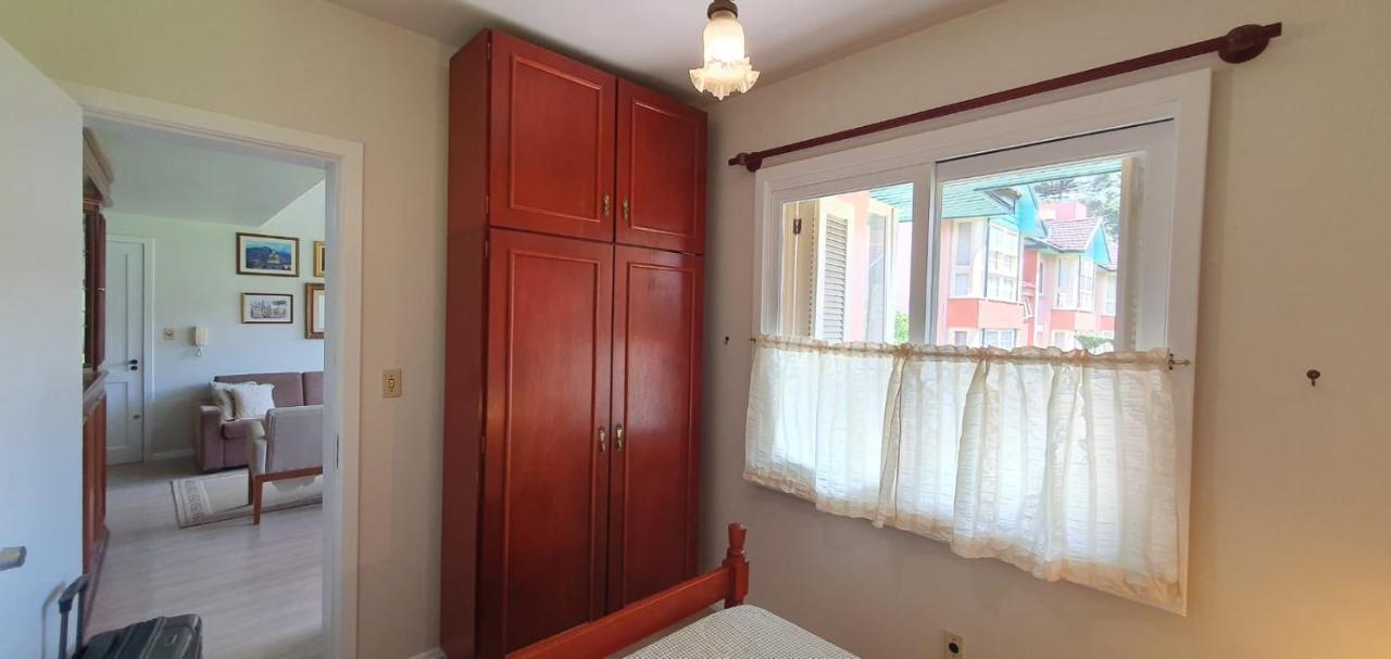 Duplex Floresta Negra - Sua Base Perfeita Em Gramado! Otima Localizacao Lagonegro 500M - 02 Quartos E 02 Banheiros Para Familia Em Condominio Fechad0, Cozinha Completa Com Garagem E Portaria 24H Esterno foto